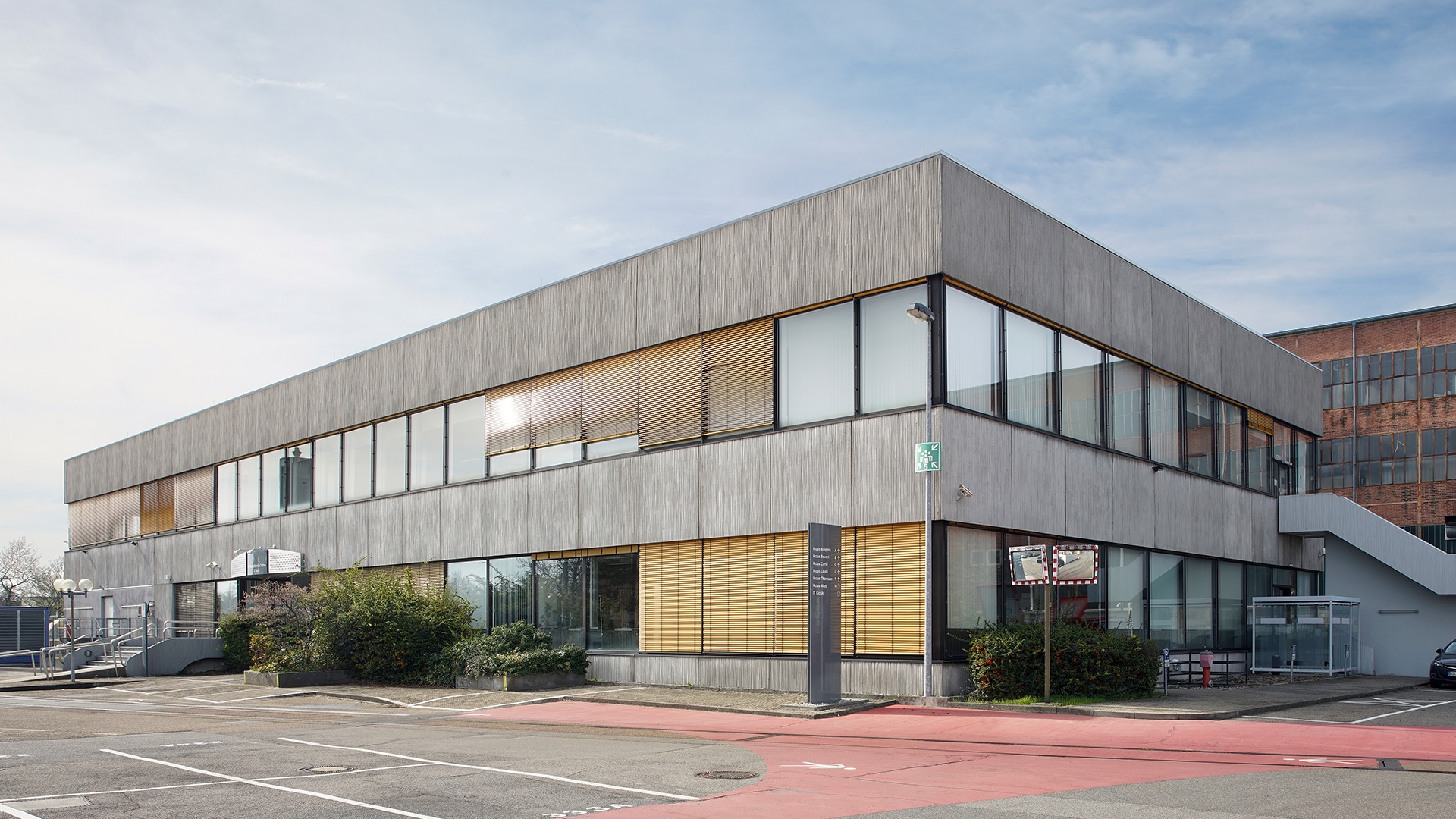 Büroflächen mit industriellem Loft-Charakter: Das Haus Watt mit seinem durchlaufenden Fensterband beeindruckt mit hohen, lichten Räumen, welche die Flächen optisch vergrößern.